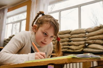 дитина в школі у війну
